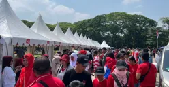 Situasi antren makanan gratis di lapangan sisi Selatan Monas, Jakarta Pusat, Minggu, 17 Agustus 2025. (Sumber: Poskota/Muhammad Tegar Jihad)