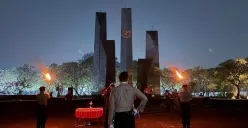 Suasana khidmat apel kehormatan di Taman Makam Pahlawan Bulak Kapal, Kota Bekasi, Minggu 17 Agustus 2025, dini hari WIB. (Sumber: Dok. Pemkot Bekasi)