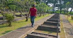 Mustopa seorang penjaga TMP Pondok Rajeg, Cibinong Kabupaten Bogor. (Sumber: POSKOTA | Foto: Giffar Rivana)