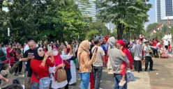 Antusias masyarakat saat melihat pertunjukan pesawat tempur di langit-langit Monas, Jakarta Pusat, Minggu, 17 Agustus 2025. (Sumber: Poskota/Muhammad Tegar Jihad)