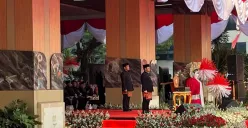 Gubernur Jakarta, Pramono Anung memimpin Upacara HUT ke-80 RI di Halaman Balai Kota Jakarta, Minggu, 17 Agustus 2025. (Sumber: Poskota/Muhammad Tegar Jihad)