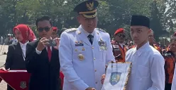 Wali Kota Bekasi, Tri Adhianto, menyerahkan secara simbolis surat keputusan remisi kepada perwakilan narapidana usai Upacara HUT ke-80 RI di Alun-Alun M Hasibuan, Kota Bekasi, Minggu 17 Agustus 2025. (Sumber: Istimewa)