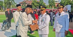 Wali Kota Depok, Supian Suri, menyerahkan berkas remisi bebas kepada warga binaan Rutan Kelas 1 Depok, Minggu, 17 Agustus 2025. (Sumber: POSKOTA | Foto: Angga Pahlevi)