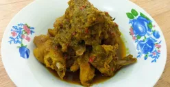 Semangkuk oblok tongki khas Bekasi dengan bumbu cabai kental, siap disantap bersama nasi panas. (Sumber: Youtube/@Mei Tengki)