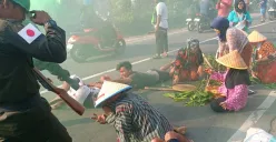 Warga Pondok Rajeg, Cibinong, Kabupaten Bogor menggelar teatrikal perjuangan melawan penjajah untuk kemerdekaan Indonesia, Minggu, 17 Agustus 2025. (Sumber: Poskota/Giffar Rivana)