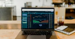 7 Tips Memulai Investasi Saham Bagi Pemula (Sumber: Unsplash/Austin Distel)