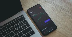 Ilustrasi investasi saham. (Sumber: Unsplash/Aidan Hancock)