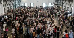 Pengunjung memilih pakaian yang dijual dalam acara Garage Sale di Pos Bloc, Jakarta, Minggu, 3 Agustus 2025. (Sumber: Poskota/Bilal Nugraha Ginanjar)