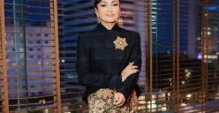 Nirina Zubir tampil elegan dalam balutan busana rancangan Wilsen Willim di gala premiere film Hanya Namamu Dalam Doaku. (Sumber: Instagram/@nirinazubir_)