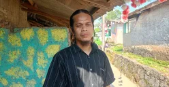Hendra, Ketua RT 03 RW 07, Kampung Cigeger, Citeureup sudah tak aneh, melihat wilayahnya dihujani debu, walaupun tak separah kejadian pada Minggu, 10 Agustus kemarin. (Sumber: Poskota/Giffar Rivana)