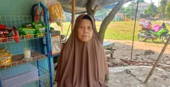 Napsiah, warga Kampung Cigeger, Desa Citeureup, Kecamatan Citeureup, Kabupaten Bogor menceritakan detik-detik hujan debu yang terjadi di wilayah tersebut. (Sumber: Poskota/Giffar Rivana)