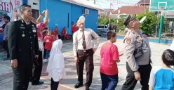 Kapolsek Pancoran Mas AKP Hartono bersama jajaran anggota Polsek ikut lomba makan kerupuk melawan warga RW 03. (Sumber: Polsek Pancoran Mas)