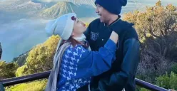 Potret kebersamaan Mpok Alpa dan suaminya, Aji Darmaji. (Sumber: Instagram)
