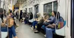 Transportasi publik menjadi salah satu solusi hemat biaya hidup di Jakarta. (Sumber: Pinterest/@Gayati Nur Hamidah)