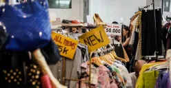 Pengunjung memilih pakaian yang dijual dalam acara Garage Sale di Pos Bloc, Jakarta, Minggu, 3 Agustus 2025. (Sumber: Poskota/Bilal Nugraha Ginanjar)