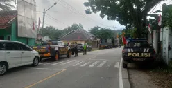 Polisi pada Senin, 18 Agustus 2025, masih berjaga di TKP bentrokan suporter usai pertandingan sepak bola tarkam di Jasinga Kabupaten Bogor. (Sumber: POSKOTA | Foto: Giffar Rivana)