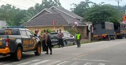 Polisi pada Senin, 18 Agustus 2025, masih berjaga di TKP bentrokan suporter usai pertandingan sepak bola tarkam di Jasinga Kabupaten Bogor. (Sumber: POSKOTA | Foto: Giffar Rivana)