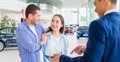 Ilustrasi beli mobil pertama kali mobil bensin atau mobil listrik (Sumber: Freepik)