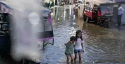 Ilustrasi - Warga melintasi genangan rob di Muara Angke, Jakarta Utara, Senin, 18 Agustus 2025. (Sumber: Poskota/Bilal Nugraha Ginanjar)