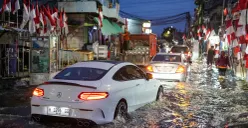 Warga melintasi genangan rob di Muara Angke, Jakarta Utara, Senin, 18 Agustus 2025. (Sumber: Poskota/Bilal Nugraha Ginanjar)