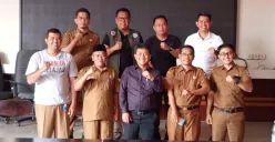 Anggota DPR RI dari Fraksi PDIP, Bonnie Triyana (tengah dari depan), saat melakukan kunjungan kerja ke Disdikpora Pandeglang. (Sumber: Dok Disdikpora Pandeglang)
