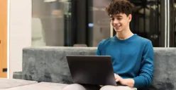 Cara mengatur kamera di Roblox laptop. (Sumber: Freepik/frimufilms)