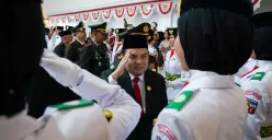Ketua DPRD Kota Bogor, Adityawarman Adil saat memberikan penghormatan kepada paskibra yang bertugas di Lapangan Sempur, Minggu, 17 Agustus 2025. (Sumber: Dok. DPRD Kota Bogor)
