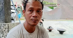 Endang Supriatna, 36 tahun, warga Desa Pasirtanjung, Kecamatan Cikarang Pusat, mengaku resah dan takut atas teror ketuk pintu. (Sumber: POSKOTA | Foto: Nurpini Aulia Rapika)