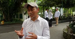 GM Corporate Communication KRB, Zaenal Arifin saat memberikan keterangan kepada awak media terkait dugaan pungli yang menimpa seorang konten kreator. (Sumber: POSKOTA | Foto: Giffar Rivana)