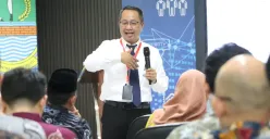 Kepala Diskominfosantik Kabupaten Bekasi, Yan Yan Akhmad Kurnia saat menyosialisasikan Penerapan SPBE kepada seluruh perwakilan perangkat daerah di Gedung Diskominfosantik (Sumber: Dok. Pemkab Bekasi)