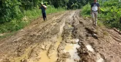 Kondisi jalan rusak berat di wilayah pedesaan Kecamatan Cibitung, Pandeglang. Infrastruktur jalan yang buruk disebut menjadi faktor utama masih banyaknya desa berstatus sangat tertinggal. (Sumber: Dok Warga)