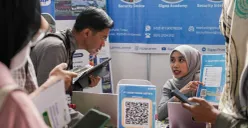 Sejumlah pengunjung mencari informasi lowongan pekerjaan dalam JobFest 2025 di Jakarta International Velodrome, Jakarta, Selasa, 19 Agustus 2025. (Sumber: Poskota/Bilal Nugraha Ginanjar)