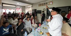 Ilustrasi, anggota Komisi C DPRD Jakarta, Lukmanul Hakim, saat memvokasi Zaki, bocah berusia 12 tahun di Cengkareng, Jakarta Barat, yang putus sekolah, Kamis, 14 Agustus 2025. (Sumber: POSKOTA | Foto: Pandi Ramedhan)