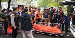 Petugas mengevakuasi jasad pria tanpa identitas di Kali Cideng, Kecamatan Tanah Abang, Jakarta Pusat, Selasa siang, 19 Agustus 2025. (Sumber: Dok Polres Jakarta Pusat)