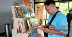 Salah seorang pengunjung melihat sejumlah buku dalam kegiatan literasi dan edukasi membaca di Kota Baru Parahyangan, Kabupaten Bandung Barat. (Sumber: POSKOTA | Foto: Gatot Poedji Utomo)