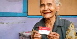 Potret peneriam bantuan sosial (bansos) dari pemerintah untuk kategori lansia. (Sumber: Kemensos)