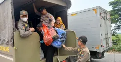 Satpol PP Kabupaten Tangerang saat melakukan razia penertiban PMKS. (Sumber: POSKOTA | Foto: Veronica Prasetio)