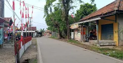 Suasana Desa Pasirtanjung, Kecamatan Cikarang Pusat, Kabupaten Bekasi, pada Selasa, 19 Agustus 2025, yang viral akibat maraknya isu teror ketuk pintu. (Sumber: POSKOTA | Foto: Nurpini Aulia Rapika)