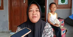 Ella, Ketua RT 06 Kampung Poponcol, Desa Pasirtanjung, Kecamatan Cikarang Pusat, Kabupaten Bekasi, saat memberikan keterangan kepada wartawan terkait teror ketuk pintu. (Sumber: POSKOTA | Foto: Nurpini Aulia Rapika)