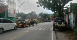 Polisi berjaga di TKP keributan antar suporter sepak bola tarkam di Desa Kalong Sawah, Kecamatan Jasinga, Kabupaten Bogor, Senin 18 Agustus 2025. (Sumber: Poskota/Giffar Rivana)