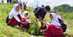 Telkom menargetkan penanaman 10.000 bibit pohon di sepanjang Sungai di wilayah Garut, Boyolali, dan Gowa (Sumber: Dok. Telkom)