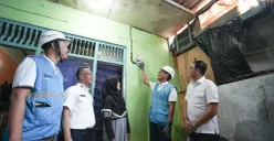 GM PLN UID Jakarta Raya, Moch. Andy Adchaminoerdin menyalakan listrik baru hasil program Light Up The Dream di rumah salah satu warga Kelurahan Pedurenan, Kecamatan Karang Tengah. (Sumber: Dok. PLN UID Jakarta Raya)