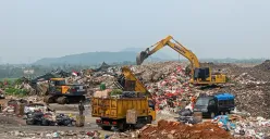 Alat berat menguruk gunungan sampah di TPAS Galuga, Kecamatan Cibungbulang, Kabupaten Bogor. Pemkab Bogor mengajukan anggaran Rp17 miliar untuk modernisasi pengelolaan sampah di lokasi ini. (Sumber: Poskota/Giffar Rivana)