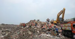 Sejumlah pekerja memilah sampah di kawasan TPAS Galuga, Kabupaten Bogor. Pemkab Bogor berencana menghapus sistem open dumping di lokasi tersebut dan menutup lahan dengan bronjong serta terasering. (Sumber: Poskota/Giffar Rivana)