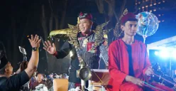Walikota Bekasi Tri Adhianto mengenakan pakaian Kerajaan Sri Maharaja Tarusbawa di HUT Jabar ke-80 di Bandung. (Sumber: Dok. Pemkot Bekasi)