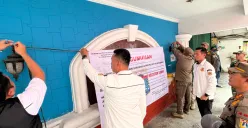 Petugas saat melakukan penyegelan permanen Bar Starmoon di Tamansari, Jakarta Barat, Kamis, 21 Agustus 2025. (Sumber: POSKOTA | Foto: Pandi Ramedhan)