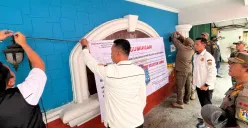Bar Starmoon di kawasan Kota Indah, Pinangsia, Tamasari, Jakarta Barat, disegel permanen buntut dugaan prostitusi hingga TPPO, Kamis, 21 Agustus 2025. (Sumber: Poskota/Pandi Ramedhan)