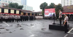 Wakapolres Metro Depok, AKBP Akmal memimpin upacara Hari Juang Polri di Lapangan Mapolrestro Depok, Kamis, 21 Agustus 2025. (Sumber: Poskota/Angga Pahlevi)