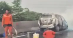 Sebuah mobil hangus terbakar di ruas Tol Pelabuhan, tepatnya di Exit Tol Papanggo JIS, Jakarta Utara, Kamis, 21 Agustus 2025 pagi. (Sumber: Tangkapan Layar Jakut.info)