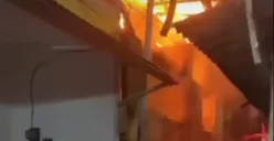 Kebakaran dua rumah tinggal di kawasan Kalideres, Jakarta Barat, pada Rabu, 20 Agustus 2025 malam menewaskan satu orang. (Sumber: Instagram/@jakartabarat24jam)